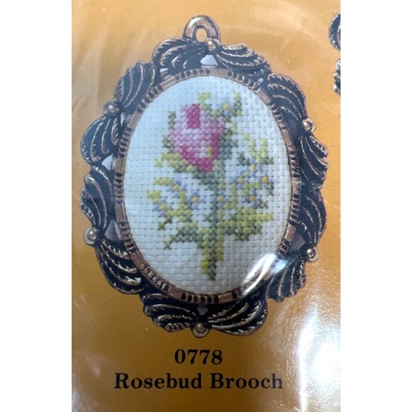 The Creative Circle Cross Stitch Kit 0778 Rosebud Brooch 100% Cotton Embroidery - Picture 2 of 4